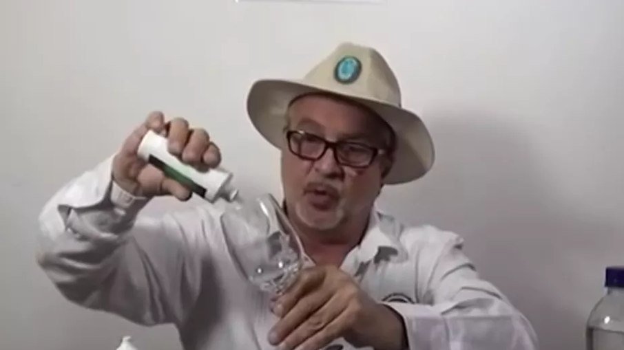 Mark Grenon é acusado de vender alvejante como promessa de cura contra doenças graves