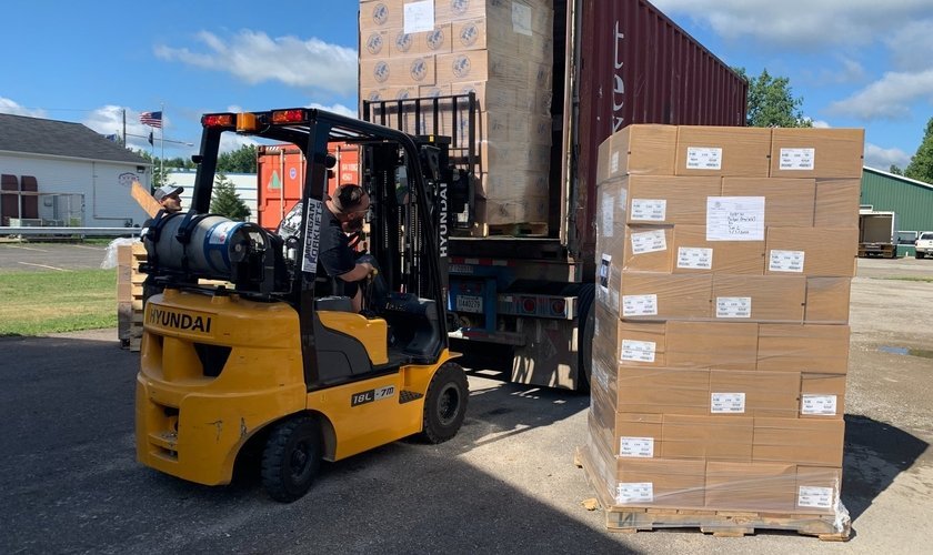 A Mission Cry enviou contêineres com Bíblias para o Malawi. (Foto: Reprodução/MNN)