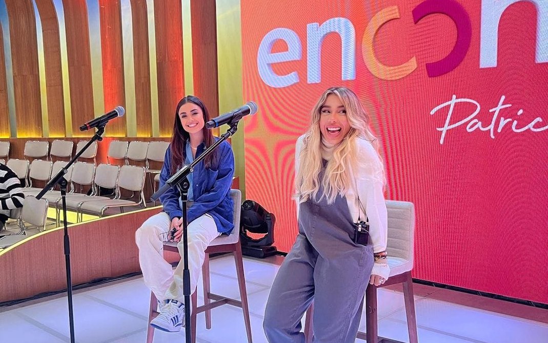 A cantora Isadora Pompeo e Julliany Souza que participaram do 