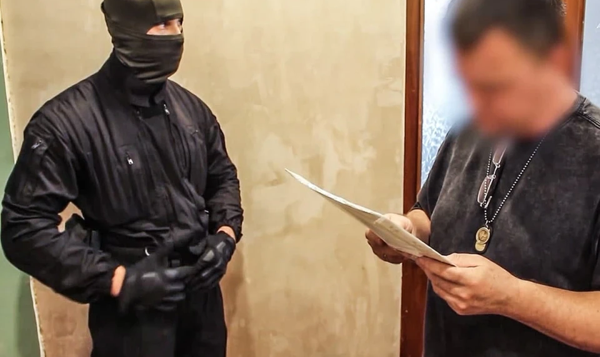 O pastor Stanislav Moskvitin foi detido em sua igreja. (Foto: Reprodução/FSB).