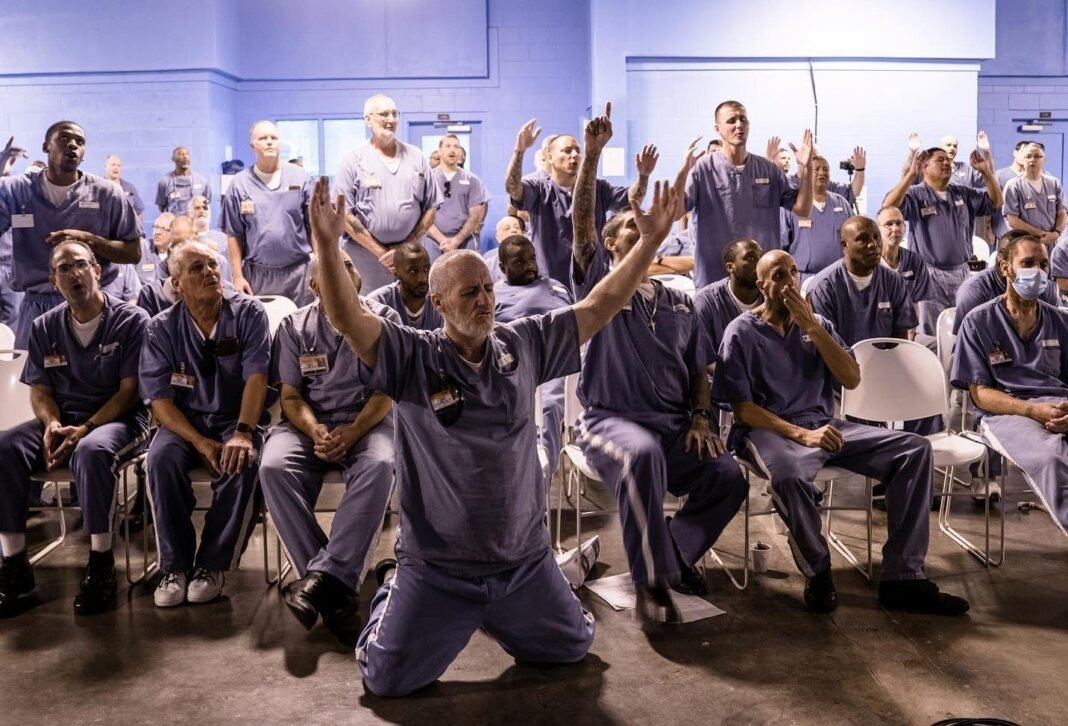 O ministério “God Behind Bars'' tem levado o Evangelho às prisões nos EUA. (Foto: Facebook/God Behind Bars)