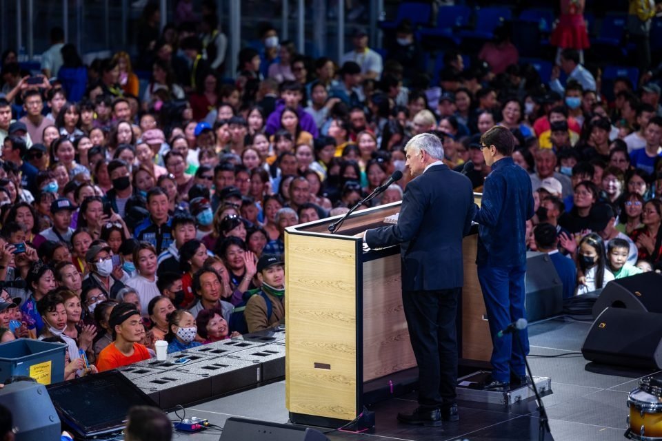 Franklin Graham prega em evento na Mongólia. (Foto: Associação Evangelística Billy Graham)
