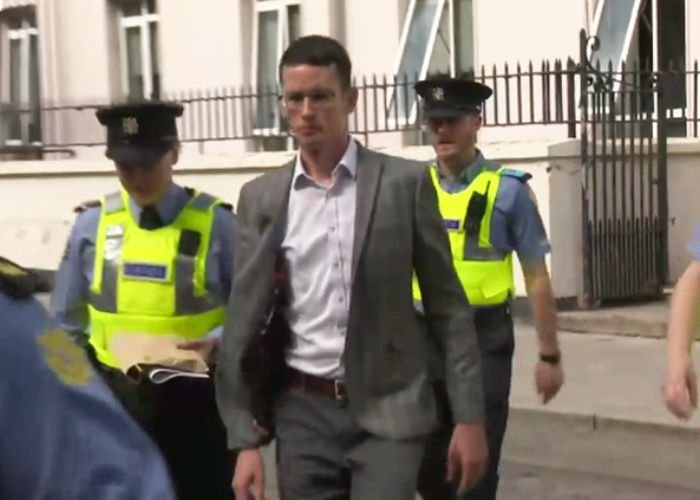 Professor cristão Enoch Burke sendo preso na Irlanda.