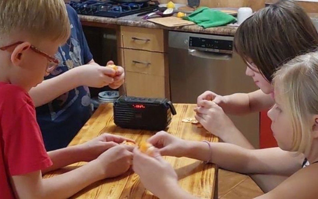Crianças ouvindo rádio (Foto: Ministério TWR)
