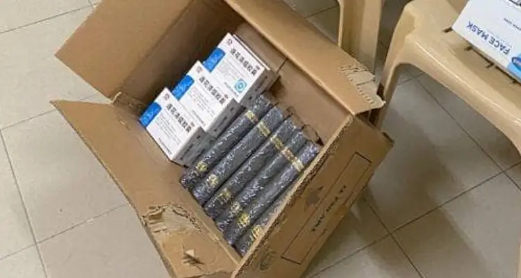 Caixa com Bíblias e literaturas para a Malásia