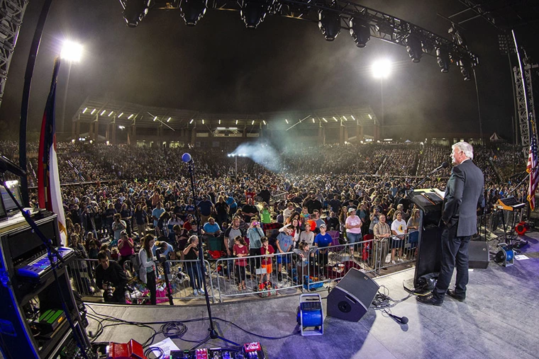 Franklin Graham prega no Festival Noi em Milão, Itália, em 29 de outubro de 2022. | Cortesia da Associação Evangelística Billy Graham