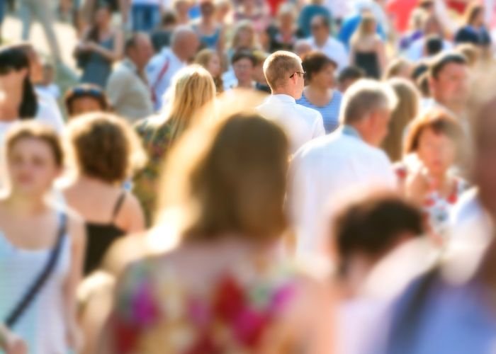 Pessoas caminhando (Foto Canva pro)