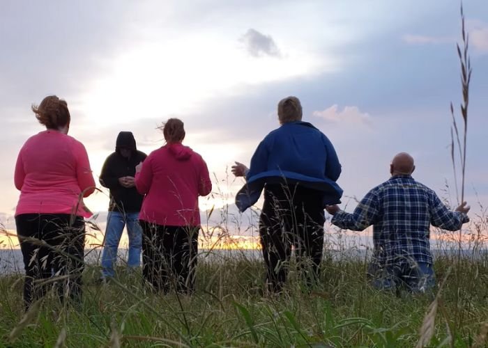 Cristãos clamando durante o nascer do sol (Foto: Reprodução Youtube/Sunrise Prayer Relay)
