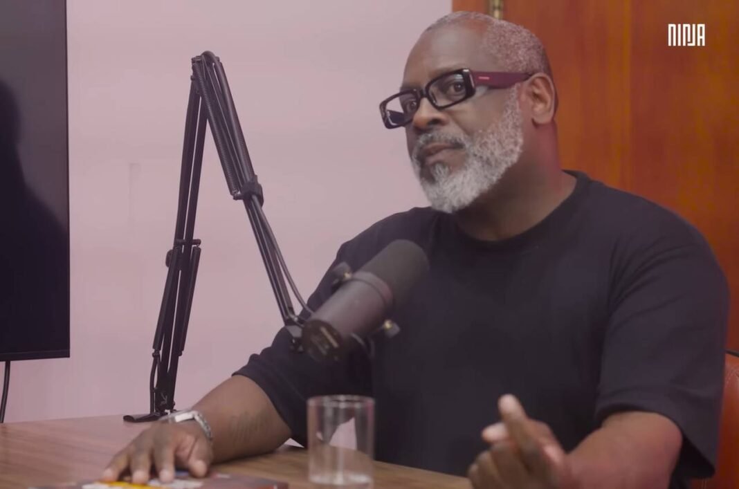 Em entrevista ao lado de Caetano Veloso, Kleber Lucas criticou o hino ‘Alvo Mais Que a Neve’ (Foto: Reprodução/Redes Sociais)