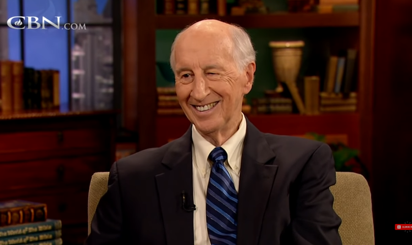 Jack Hayford faleceu aos 88 anos, enquanto dormia, no domingo (8). (Foto: Reprodução/YouTube/The 700 Club)