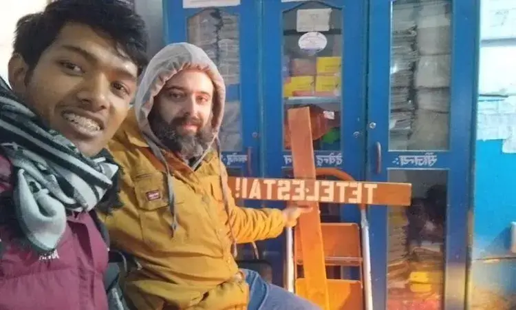 Sajan e Daniel foram detidos e tiverem Bíblia, folhetos e caixa de som confiscados, no Nepal.