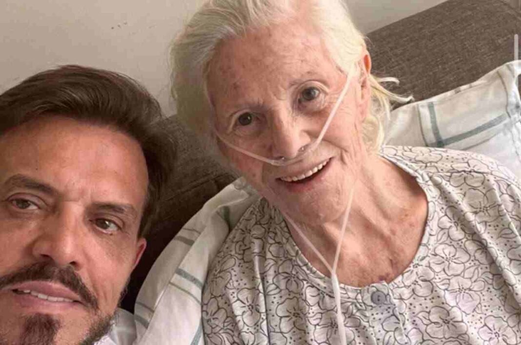 Estevam Hernandes ao lado da sua falecida mãe