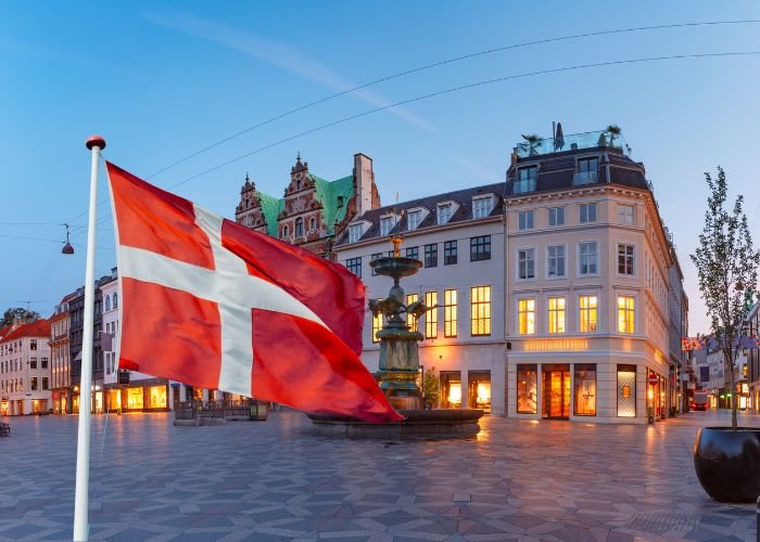 Bandeira da Dinamarca na rua Stroget, na capital Copenhague (Foto: Canva Pro)