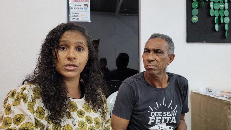 Casal de pastores colocou placa amaldiçoando quem joga lixo na frente da igreja, no Pará