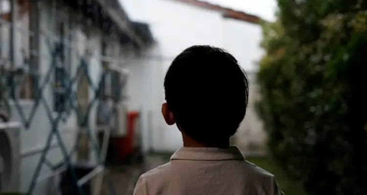 Menino cristão sofre perseguição por causa da sua fé (Foto representativa/Portas Abertas)