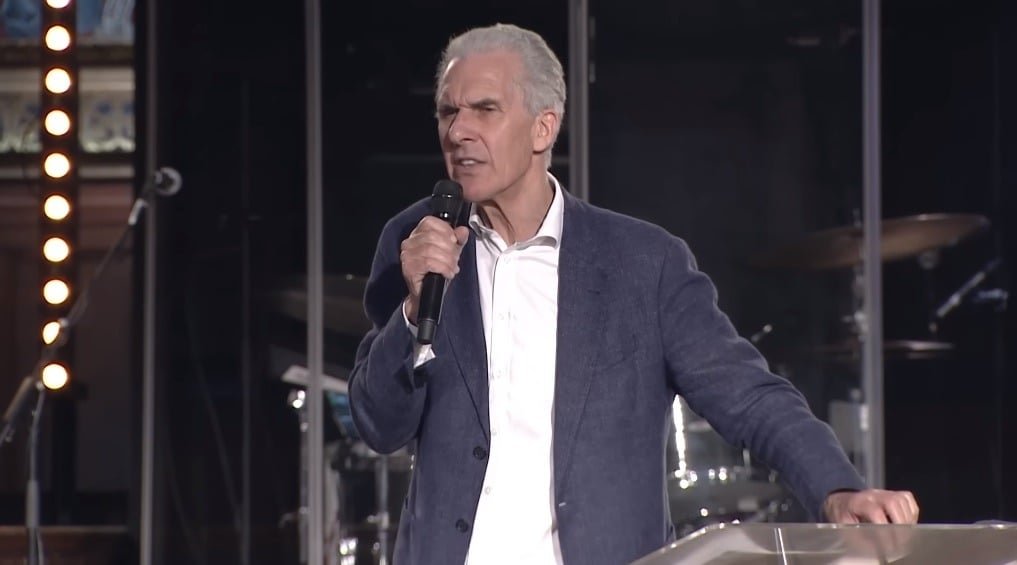 Reverendo Nicky Gumbel ministrando em evento da HTB Church. (Foto: Reprodução/YouTube/HTB Church)