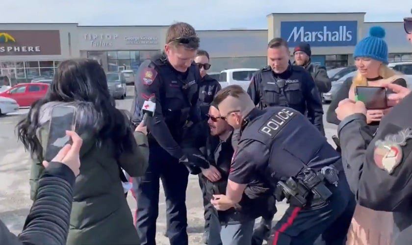 Pastor Derek Reimer sendo detido por policiais. (Foto: Captura de tela/Vídeo Fox News)