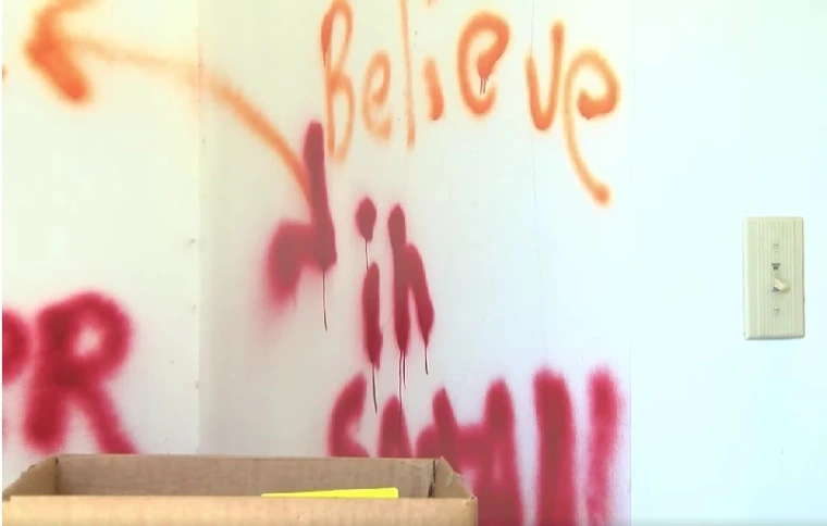 Vandalismo em uma das paredes da Igreja Batista Konnarock do Condado de Washington, Virgínia, em 9 de abril de 2023. (Foto: Captura de tela Facebook/Andrew McClung WCYB)