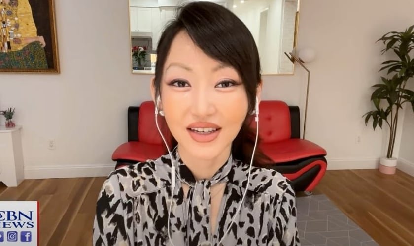 Yeonmi Park conseguiu fugir da Coreia do Norte. (Foto: Reprodução/CBN News/Faithwire)