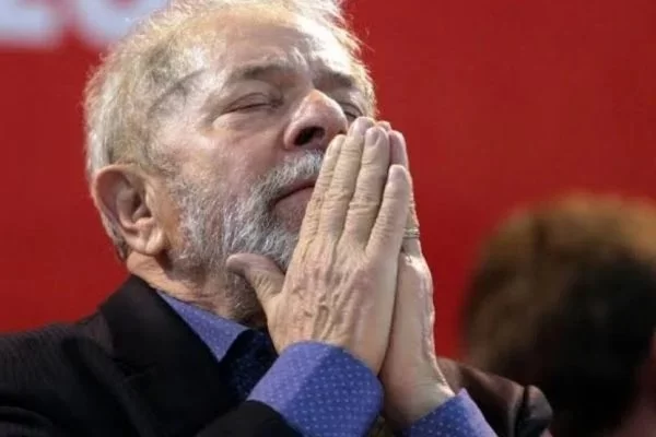 Lula com as mãos postas e olhos fechados (Foto: Reprodução)