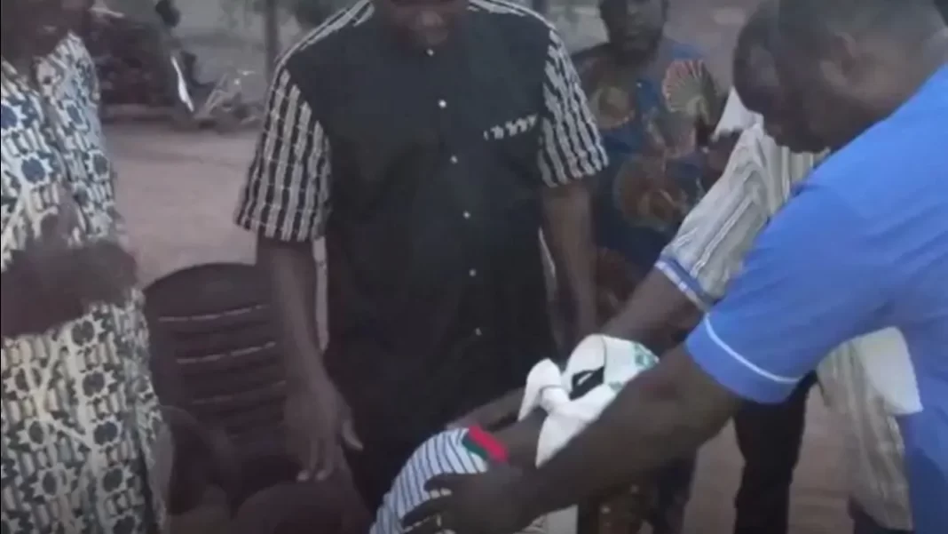 Parceiros locais da Portas Abertas visitaram a viúva do pastor Yaro no último sábado, em Burkina Faso (Foto: Portas Abertas)