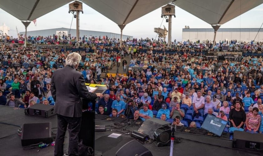 A turnê evangelística “God Loves You” levou o Evangelho à costa leste dos EUA. (Foto: Billy Graham Evangelistic Association).