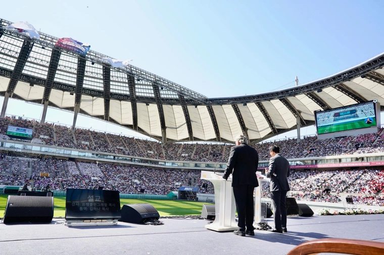 Franklin Graham pregando em uma campanha evangelística em Seul, na Coreia do Sul, no 50º aniversário da histórica Cruzada de seu pai, Billy Graham, na mesma cidade. (Foto: Associação Evangelística Billy Graham)