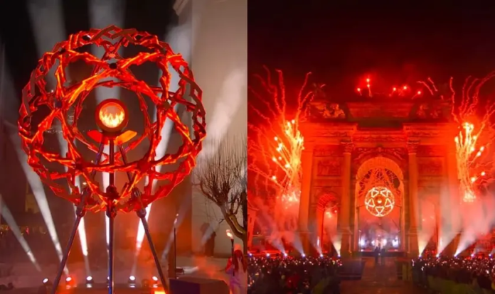 Pira Olímpica dos Jogos de Inverno de 2026 em Milão, com design complexo e iluminação dramática.