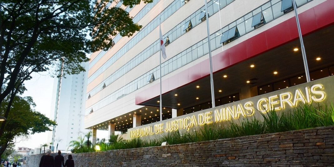 Menina de 12 anos sentada em sala de tribunal, com iluminação dramática.