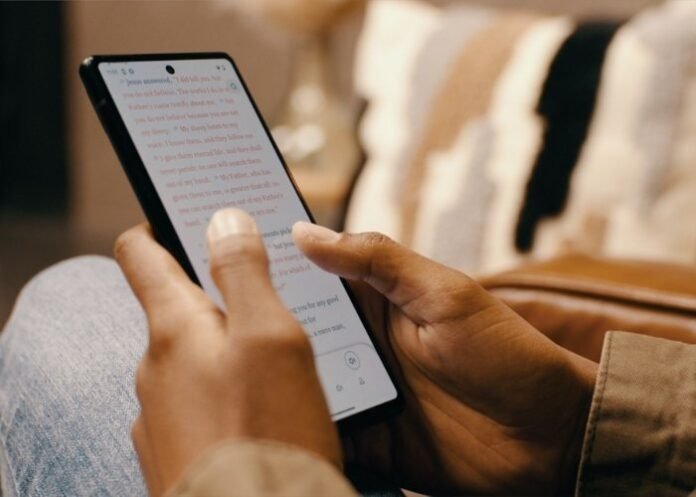 Pessoas na América Latina engajadas na leitura da Bíblia através de seus dispositivos móveis, destacando o uso de plataformas digitais.