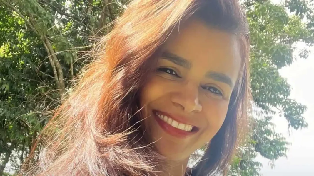 Cantora gospel Damares em momento de reflexão