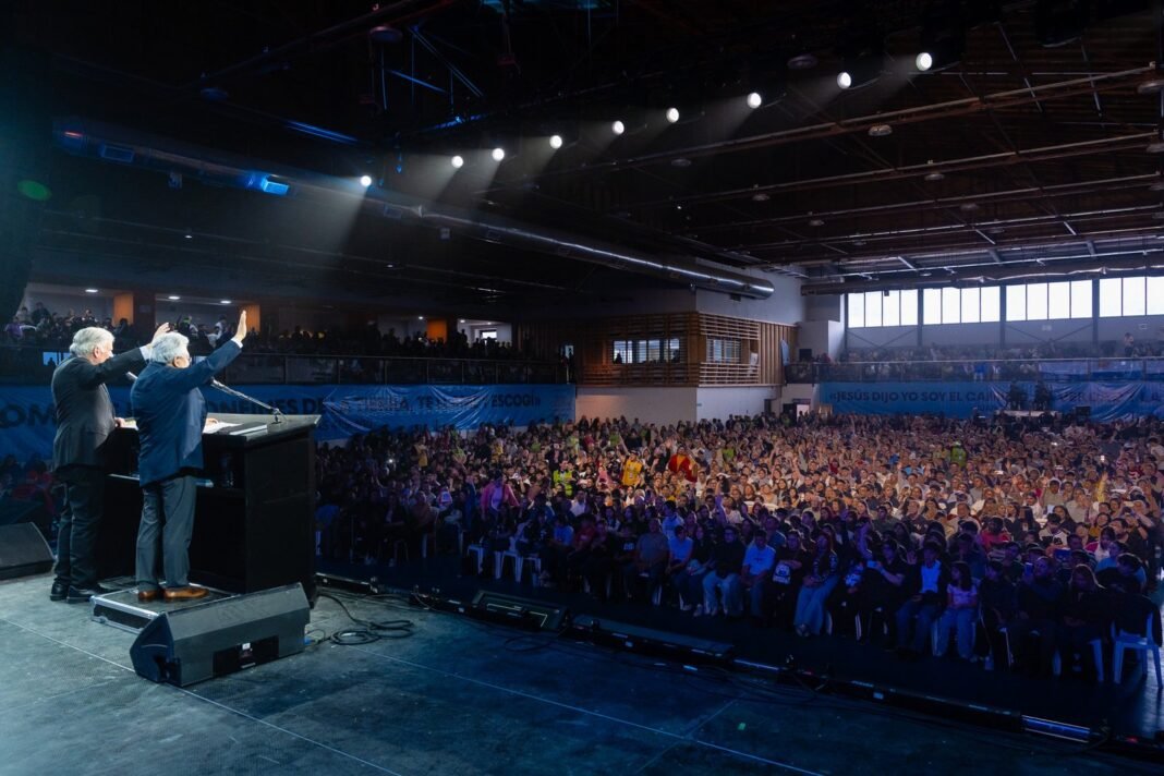 Multidão em evento evangelístico com Franklin Graham em Ushuaia, Argentina, demonstrando profunda devoção e emoção.
