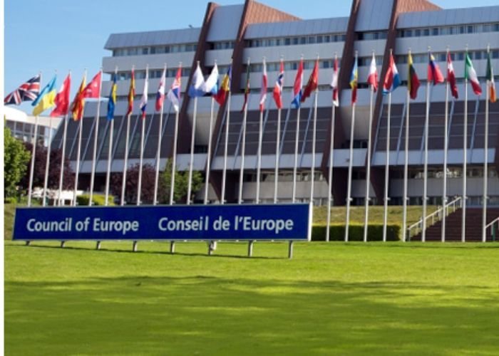 Assembleia Parlamentar do Conselho da Europa em Estrasburgo debatendo resolução.