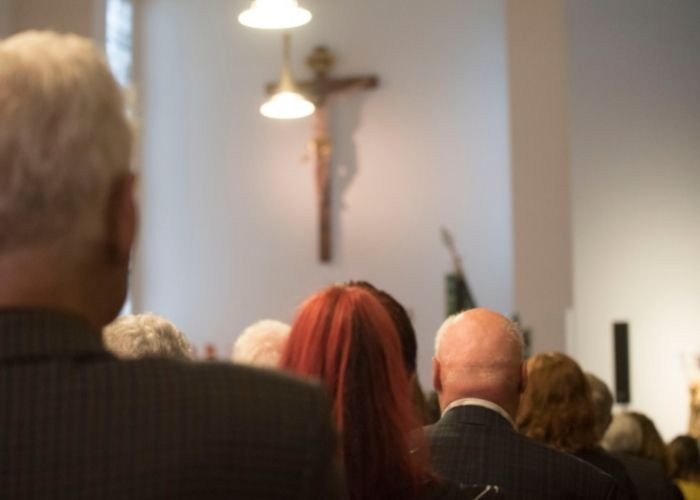Adultos americanos pensativos em um parque refletindo sobre fé e espiritualidade.