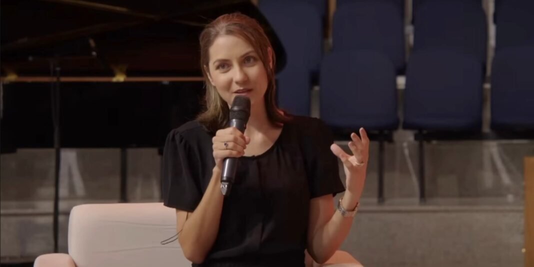 Mulher cristã com mais de seis tumores abdominais, expressando serenidade e fé enquanto segura uma cruz.