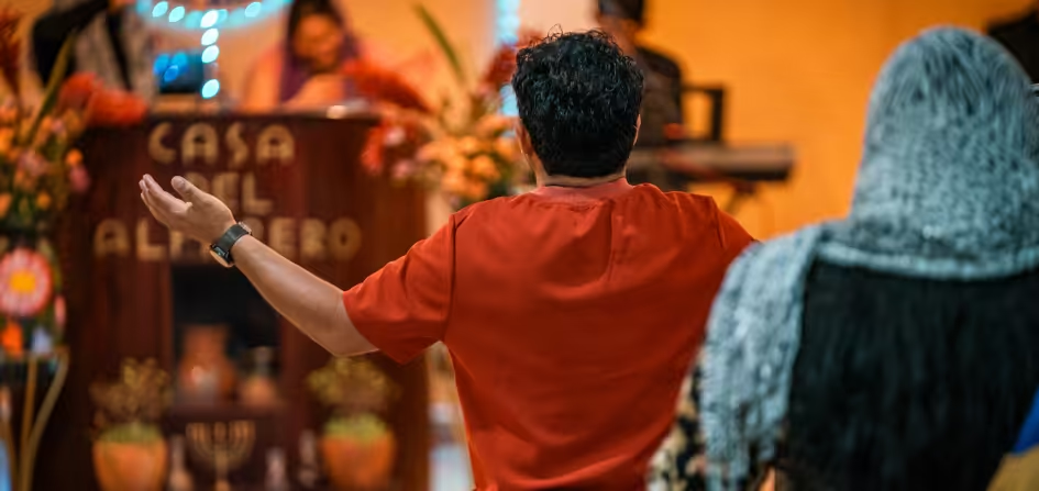 Grupo de cristãos detidos sob observação em Zinacantán, México, após incidente de perseguição religiosa.
