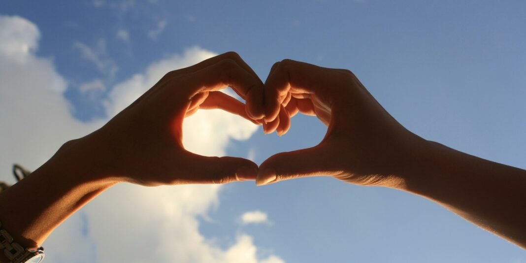 Casal maduro de mãos dadas em um parque ensolarado, simbolizando a força e a serenidade em relacionamentos duradouros.