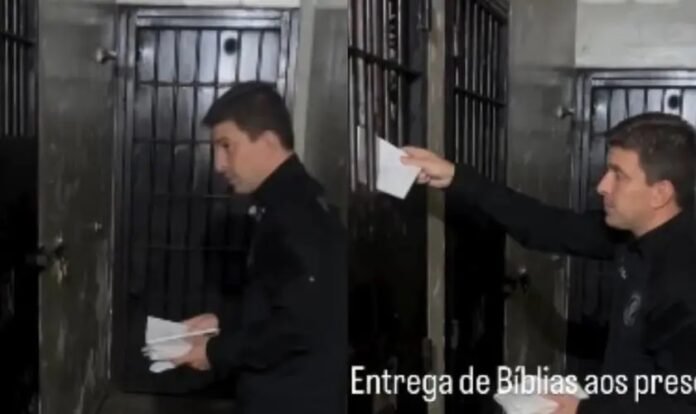Delegado entrega Bíblia a detento em cela de delegacia em Goiás