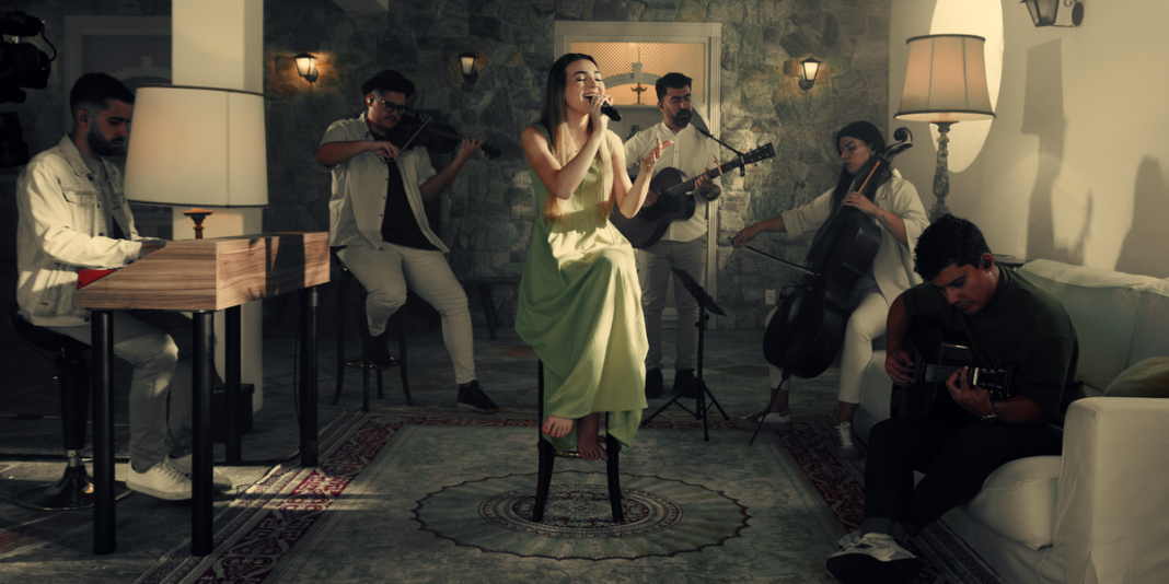 Esther Durán em estúdio de gravação promovendo seu novo single 'Minha Paz'.