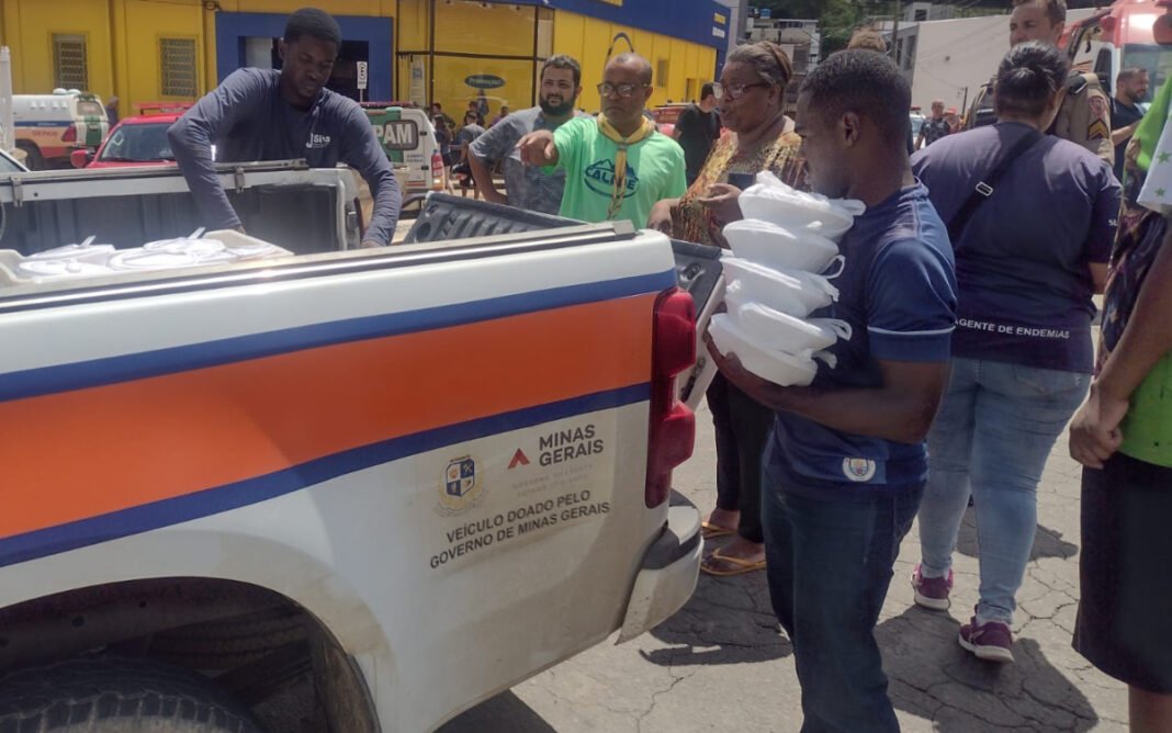Voluntários evangélicos distribuindo doações para vítimas de enchentes em Minas Gerais
