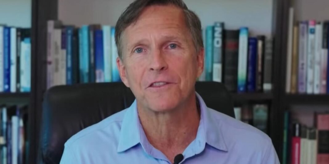 Homem pensativo segurando livro sobre experiências de quase morte e Bíblia.