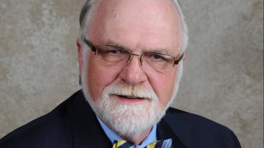 Fachada de um tribunal canadense em dia nublado, com arquitetura imponente e portão escuro.