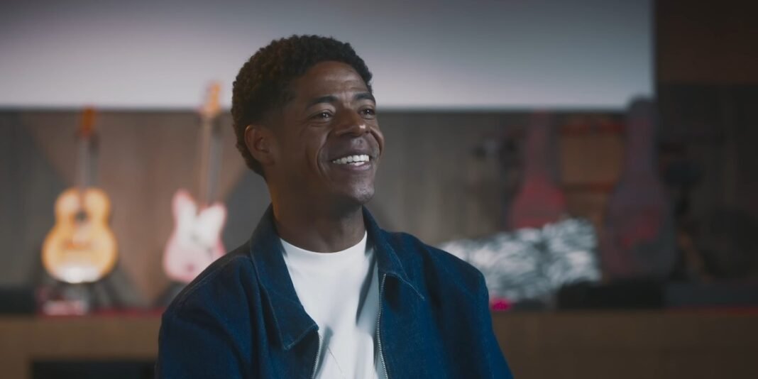 Adlin Rodrigues em estúdio de música após abandonar o crime e a dependência química.