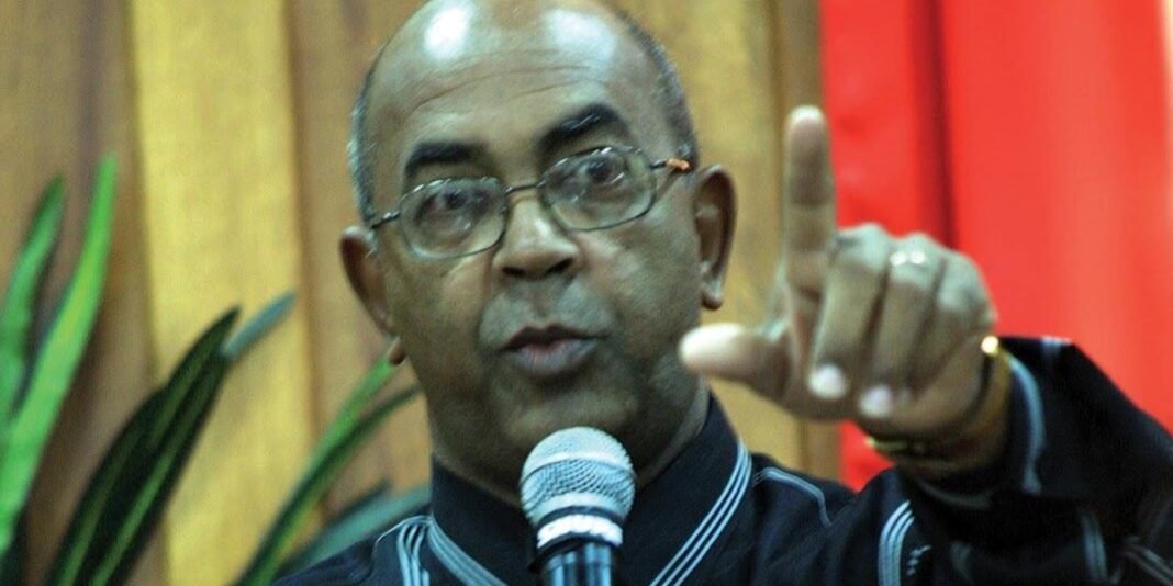 Pastor William Lourenço Braga, ex-mestre sala da Mangueira, em pose reflexiva.