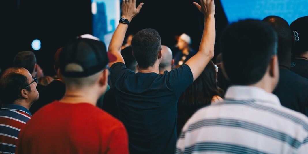 Grupo de pessoas em reunião de apoio, demonstrando conexão e esperança durante um momento de compartilhamento.
