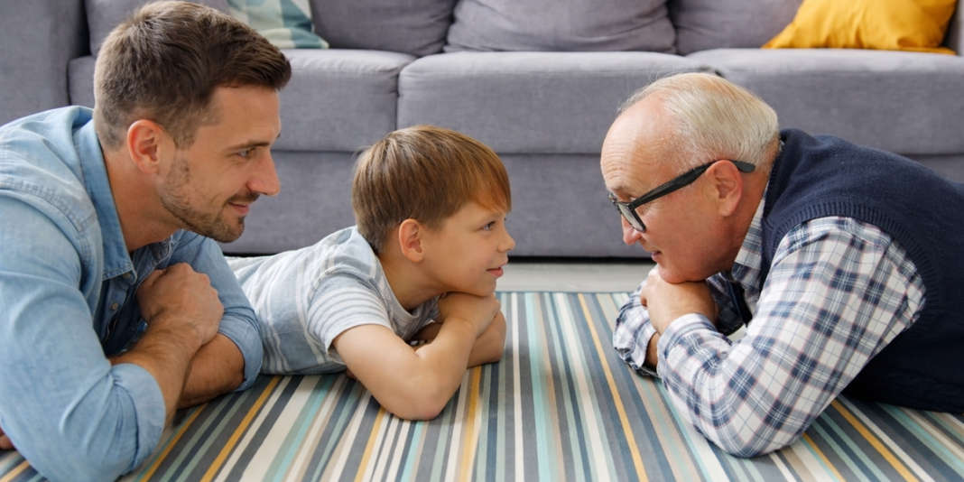 Família diversa reunida em sala de estar transmitindo conexão e superação de padrões familiares.