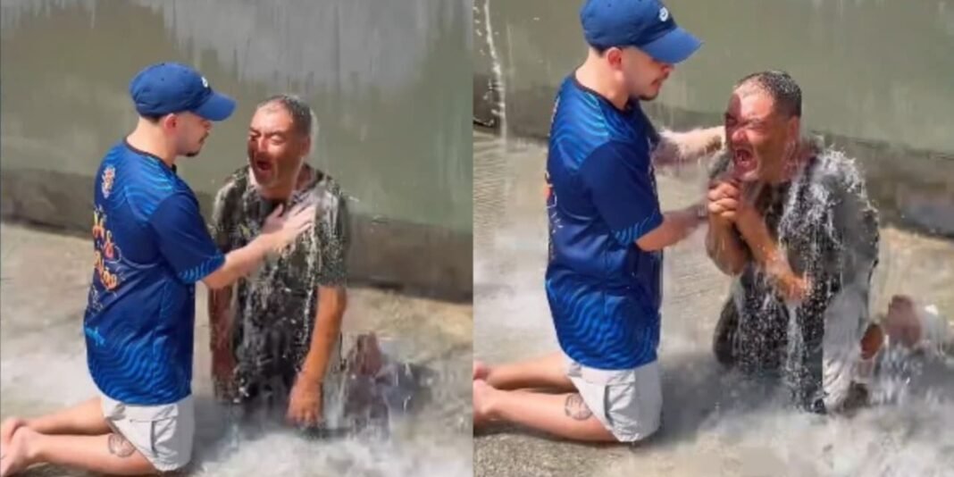 Homem ajoelhado em chafariz durante Carnaval aceitando Jesus em momento de oração e entrega.