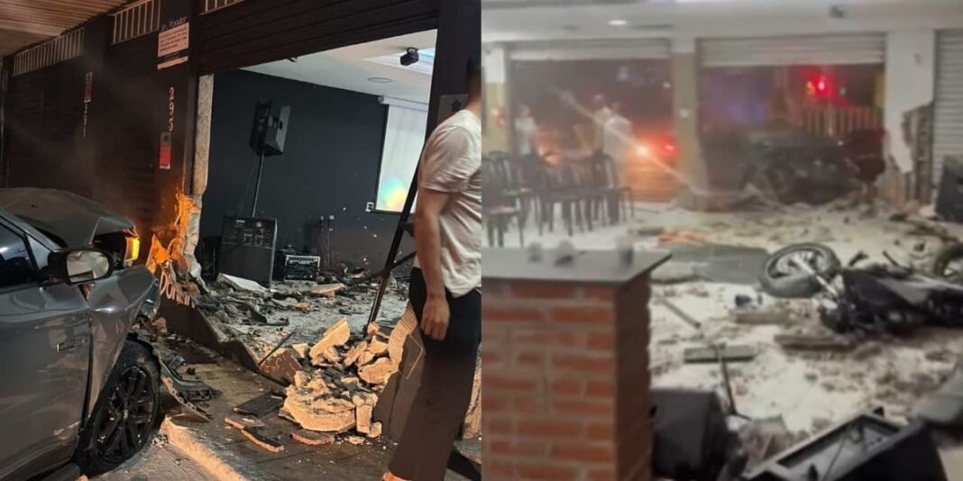 Fachada de igreja destruída por carro após colisão, com pessoas ao redor em estado de choque.