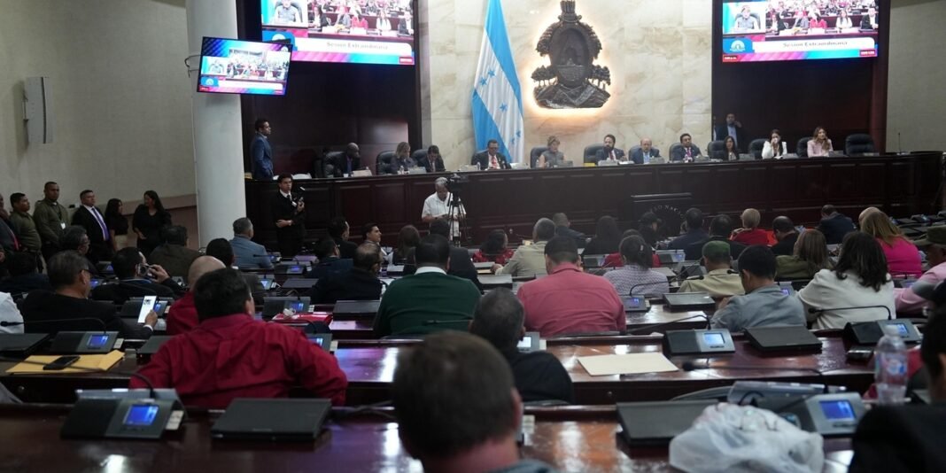 Alunos em sala de aula em Honduras aprendendo sobre a Bíblia com o professor.