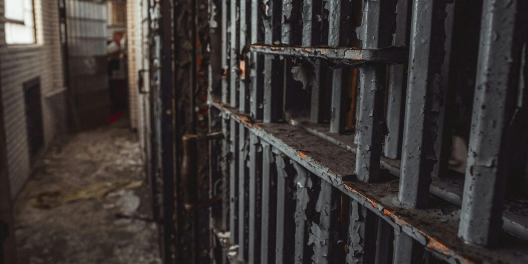 Grupo de cristãos iemenitas reunidos em segredo, transmitindo apreensão e fé em meio a perseguição.